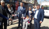 Başkan Öztürk, kadınlara üzerinde 'evet' yazılı karanfil dağıttı