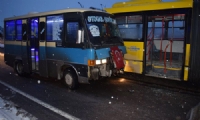 Buzlu yolda kayan minibüs halk otobüsüne çarptı