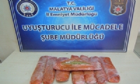 Polis 2 şüpheli şahıs üzerinde yapılan aramada yaklaşık 3 kilo uyuşturucu madde ele geçirdi