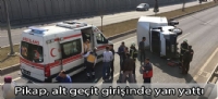 Hızlı olduğu iddia edilen pikap, alt geçit girişinde yan yattı: 3 yaralı