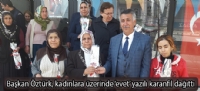Başkan Öztürk, kadınlara üzerinde 'evet' yazılı karanfil dağıttı