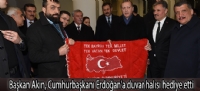 Başkan Akın, Cumhurbaşkanı Erdoğan'a duvar halısı hediye etti