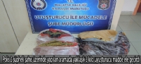 Polis 2 şüpheli şahıs üzerinde yapılan aramada yaklaşık 3 kilo uyuşturucu madde ele geçirdi