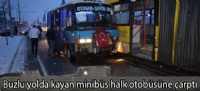 Buzlu yolda kayan minibüs halk otobüsüne çarptı