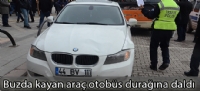 Buzda kayan araç otobüs durağına daldı