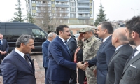Tunceli Valisi Osman Kaymak Bakan tüfenkci'ye  yöresel motifli kilim hediye etti.