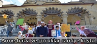 Anne-baba ve çocuklar camiye koştu