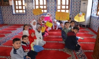 Anne-baba ve çocuklar camiye koştu