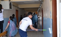 Üniversite öğrencileri, ilkokul duvarını boyadı