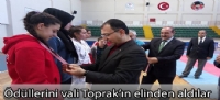 Ödüllerini valinin elinden aldılar