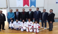 Ödüllerini valinin elinden aldılar