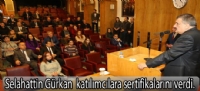 Selahattin Gürkan  katılımcılara sertifikalarını verdi.