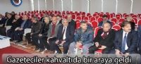 Gazeteciler kahvaltıda bir araya geldi