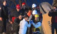 Yıkım çalışması yapılan bina çöktü operatör enkaz altında kaldı