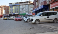 Araçlar kaldırımı yayalar yolu kullanıyor