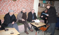 Emekli Vatandaş Mahalle mahalle dolaşarak vatandaşlara 'Evet'i anlatıyor
