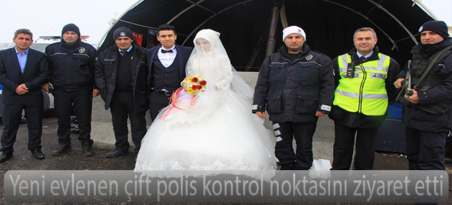Yeni evlenen çift polis kontrol noktasını ziyaret etti
