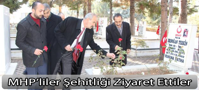 MHP’liler Şehitliği Ziyaret Ettiler