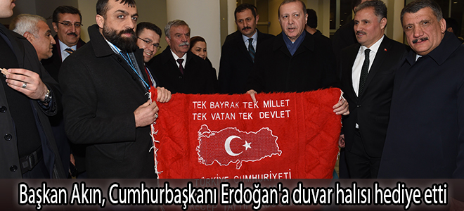 Başkan Akın, Cumhurbaşkanı Erdoğan'a duvar halısı hediye etti