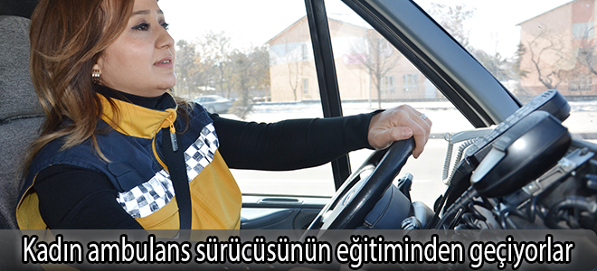 Kadın ambulans sürücüsünün eğitiminden geçiyorlar