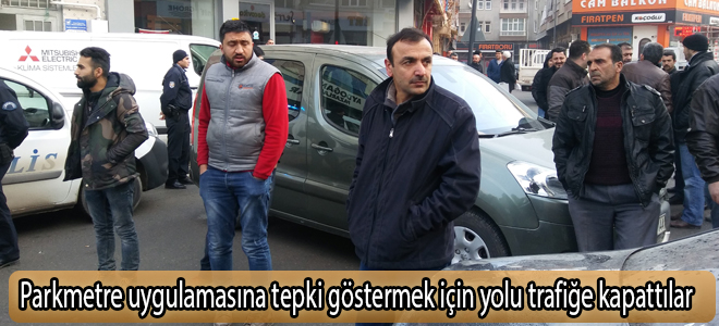 Parkmetre uygulamasına tepki göstermek için yolu trafiğe kapattılar