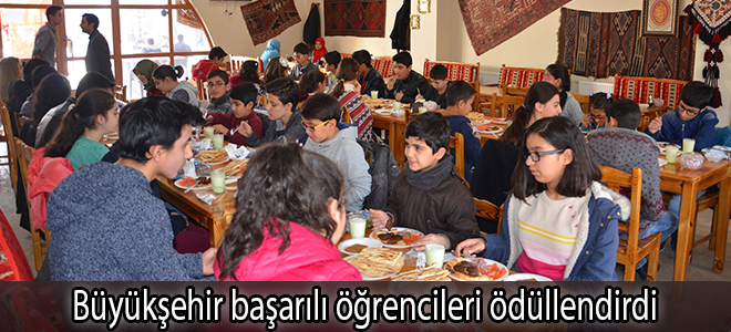 Büyükşehir başarılı öğrencileri ödüllendirdi