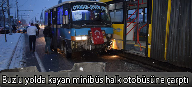 Buzlu yolda kayan minibüs halk otobüsüne çarptı