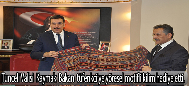 Tunceli Valisi Osman Kaymak Bakan tüfenkci'ye  yöresel motifli kilim hediye etti.
