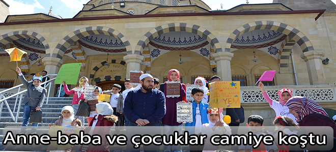 Anne-baba ve çocuklar camiye koştu