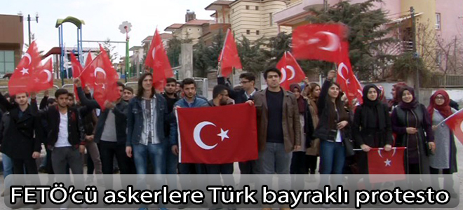 FETÖ’cü askerlere Türk bayraklı protesto