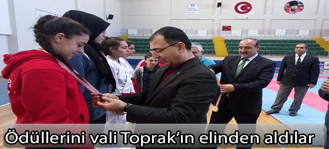 Ödüllerini valinin elinden aldılar