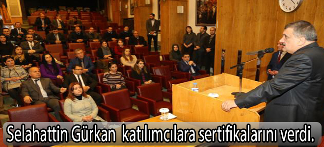 Selahattin Gürkan  katılımcılara sertifikalarını verdi.