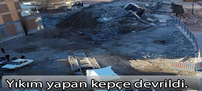 Yıkım yapan kepçe devrildi