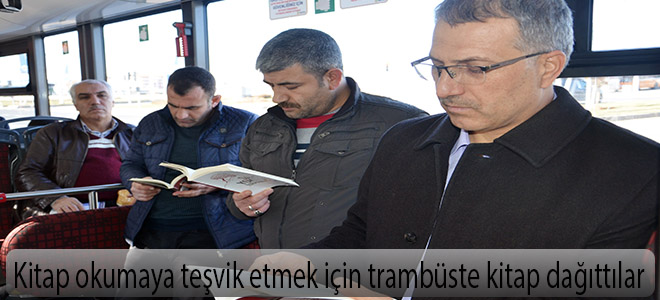 Kitap okumaya teşvik etmek için trambüste kitap dağıttılar
