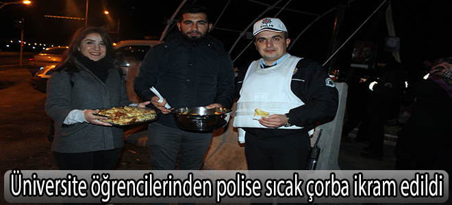Üniversite öğrencilerinden polise sıcak çorba ikram