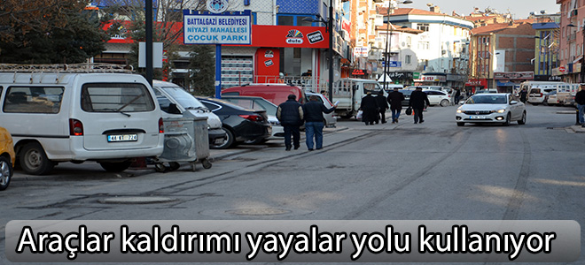Araçlar kaldırımı yayalar yolu kullanıyor