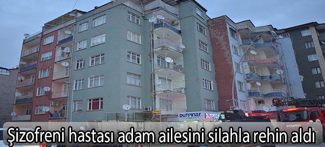 Şizofreni hastası adam ailesini silahla rehin aldı