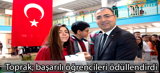 Toprak başarılı öğrencileri ödüllendirdi