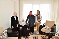 Hanımefendi Hanife Yazıcı Yeşilyurt İlçesinde Şehit Ailelerini Ziyaret Etti