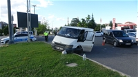 Hafif Ticari Araçla Çarpışan Minibüs Refüje Çıktı: 2 Yaralı