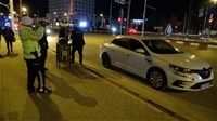 Otomobille Çarpışan Motokurye Yaralandı