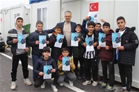 Bağımsız Aday Prof. Dr. Gezer, Konteynerde Yaşayan Depremzedeleri Ziyaret Etti