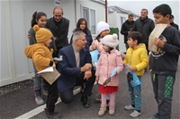 Bağımsız Aday Prof. Dr. Gezer, Konteynerde Yaşayan Depremzedeleri Ziyaret Etti