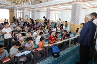 Kur'an Kursu Öğrencilerine Dondurmalar Başkan Güder'den