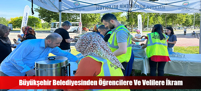 Büyükşehir Belediyesinden Öğrencilere Ve Velilere İkram